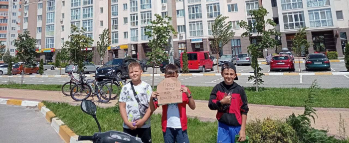 В Буче дети организовали автомойку, чтобы собрать деньги для ВСУ