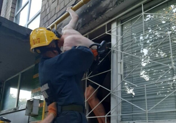 В Киеве подросток пытался сбежать из дома и застрял в оконной решетке.