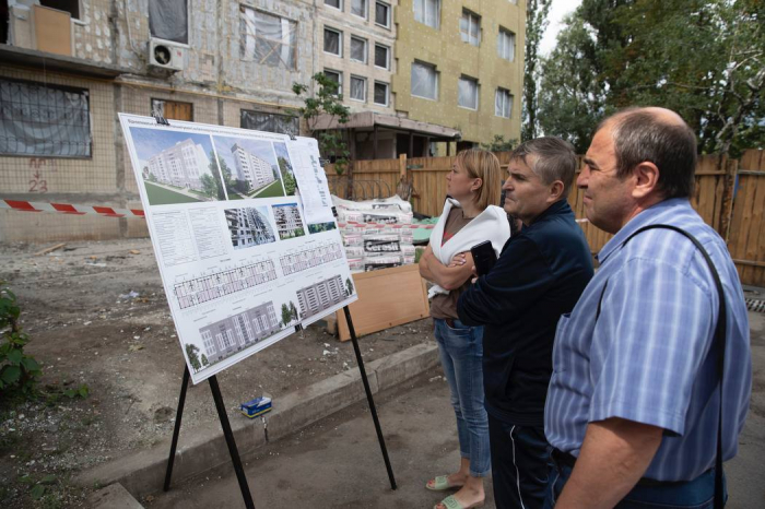 На Оболони восстанавливают поврежденное здание от обстрелов РФ: как проходят работы.