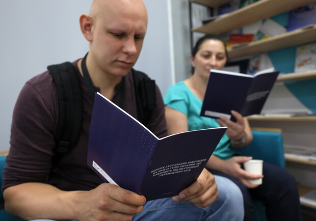 В Киеве разработали справочник ответов на вопросы внутренних переселенцев. 