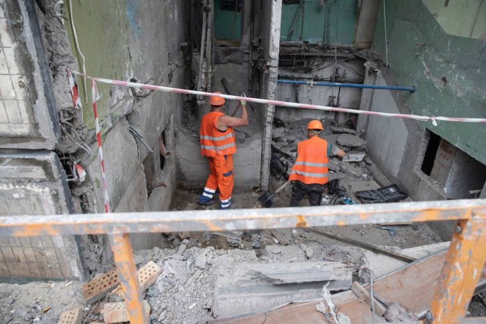 На Оболони восстанавливают поврежденное здание от обстрелов РФ: как проходят работы.