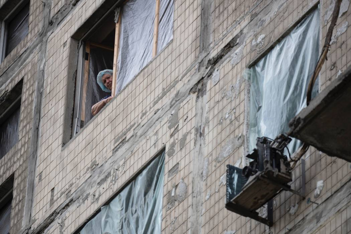 На Оболони восстанавливают поврежденное здание от обстрелов РФ: как проходят работы.