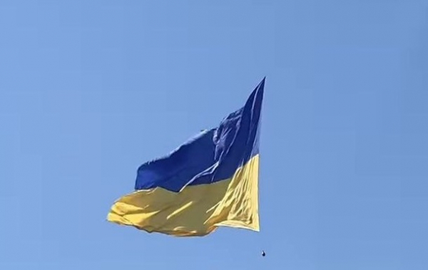 Над Києвом летіли прапори України