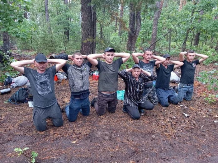 В лесу на Киевщине задержали группу мужчин