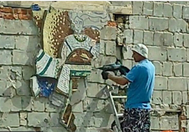 У Макарові невідомі знищують мозаїку, яка пережила обстріли окупантів. 