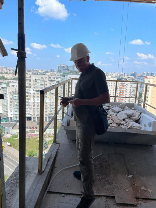 Як відновлюють будинок на проспекті Лобановського, пошкоджений російською ракетою.