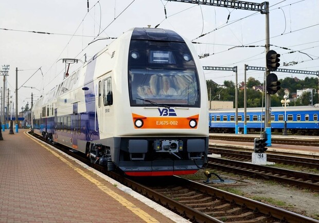 З Києва до Луцька запустили двоповерховий поїзд Skoda. 