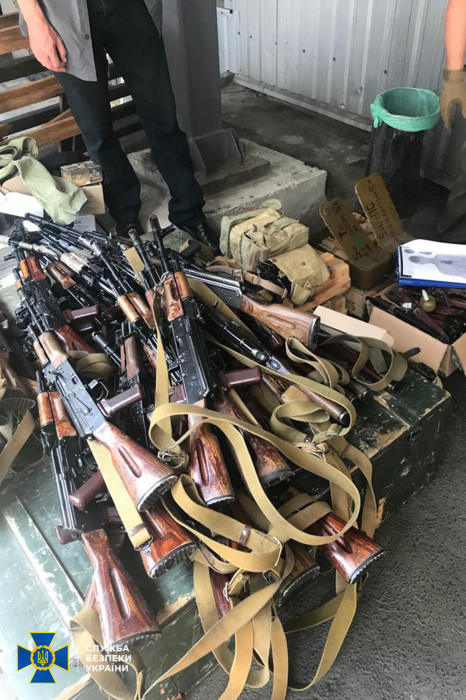У Києві добробати незаконно зберігали зброю та боєприпаси.
