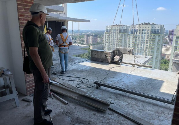 У Києві показали, як відновлюють багатоповерхівку на проспекті Лобановського 