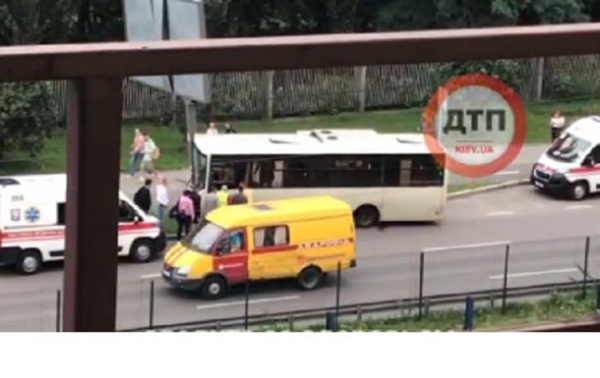 У Києві автобус в'їхав у стовп: водій знепритомнів