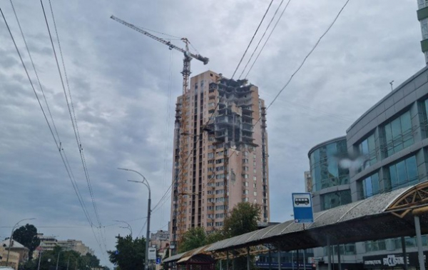 У Києві відновлюють зруйнований ракетою будинок на проспекті Лобановського