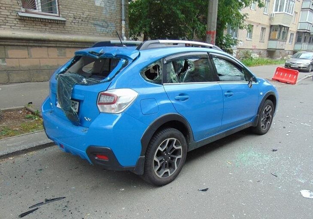 У Києві чоловік бейсбольною битою розбив авто, яким приїхала його дружина. 