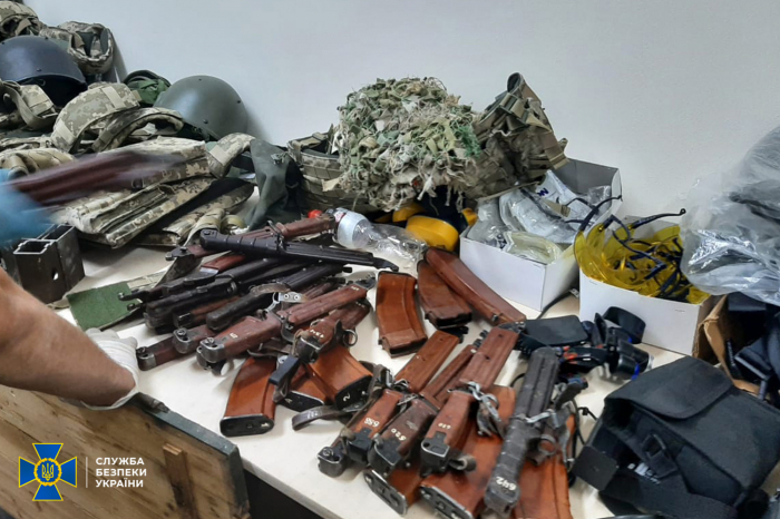 У Києві добробати незаконно зберігали зброю та боєприпаси.