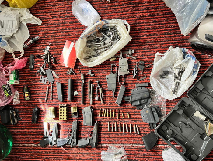 У Києві 63-річний чоловік нелегально торгував зброєю та боєприпасами.