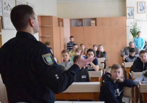 У школах Києва працюватимуть поліцейські патрулі: що вони робитимуть. 