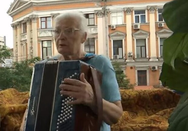 У центрі Києва 76-річна бабуся розважає містян грою на баяні зі свого балкона. 