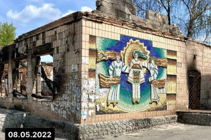 У Макарові невідомі знищують мозаїку, яка пережила обстріли окупантів.