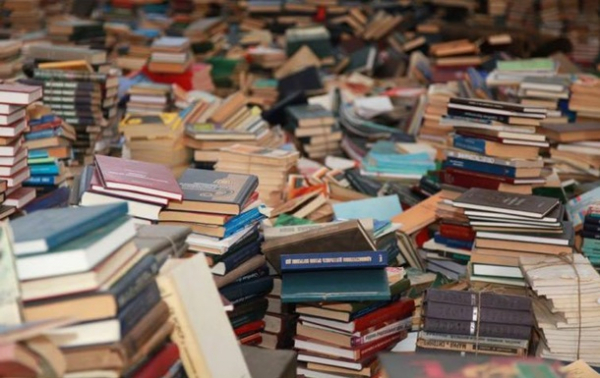 Кияни здали на макулатуру 25 тонн російських книг на авто для ЗСУ