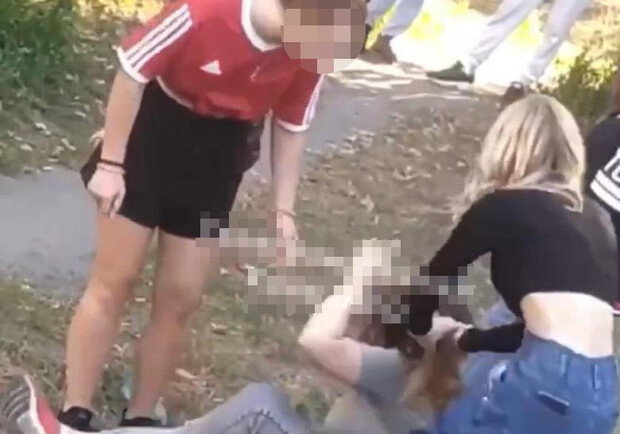 У Києві 16-річні школярки жорстоко побили однокласницю: розпочато розслідування. 