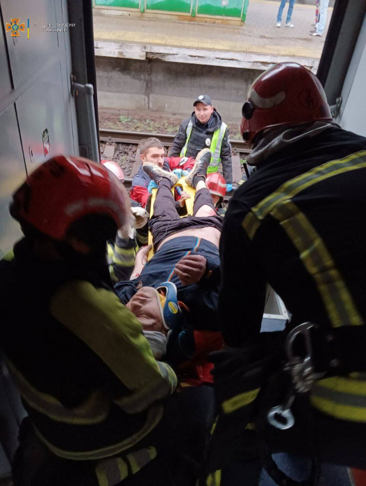 На Караваєвих дачах чоловік упав під поїзд: подробиці інциденту.