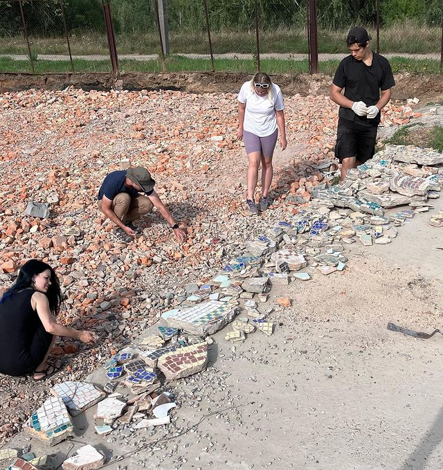 Активісти знайшли на звалищі частину мозаїки, яка була знищена у Макарові.