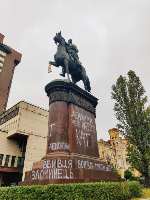 У Києві активісти розмалювали пам'ятник Щорсу і просять демонтувати його.