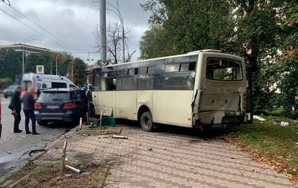 У Києві легковик зіткнувся з маршруткою: 23 постраждалих