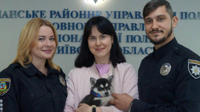 У Бучі родина взяла собі цуценя в поліцейському відділку.