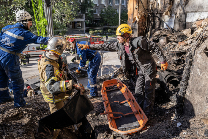 У центрі Києва завершили розбирати завали зруйнованого житлового будинку.