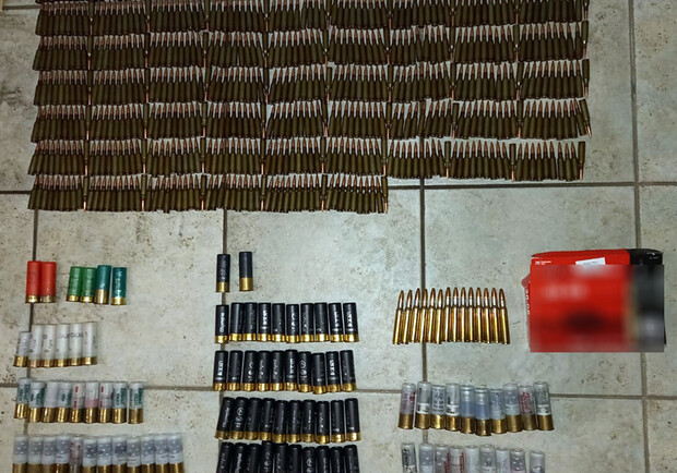 У Києві адміністратор ломбарду зберігав зброю і награбовані речі. 