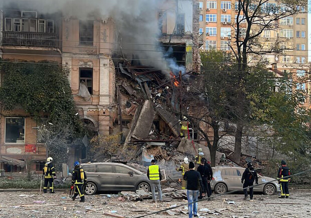 У Києві після атаки дронів під завалами будинку загинула жінка  