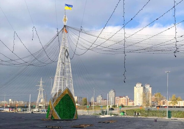 У Києві вже розпочали встановлення першої новорічної ялинки. 