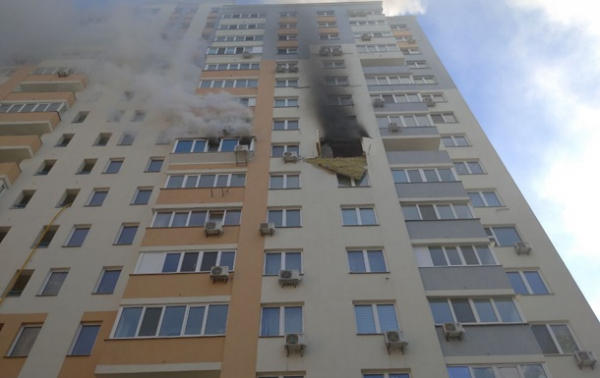 У київській квартирі вибухнув акумулятор і спровокував сильну пожежу