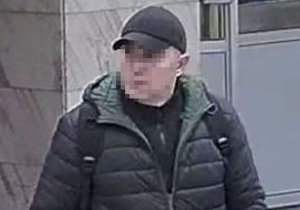 У Києві чоловік напав на жінку, пограбував її та погрожував вбити дітей. 