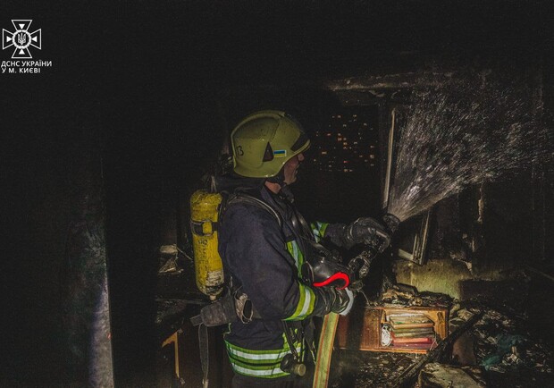 У Києві на пожежі врятували трьох людей 