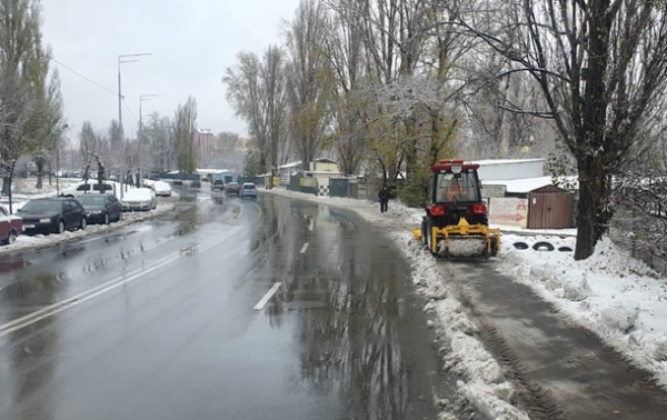 У Києві розпочали боротьбу з ожеледицею на дорогах