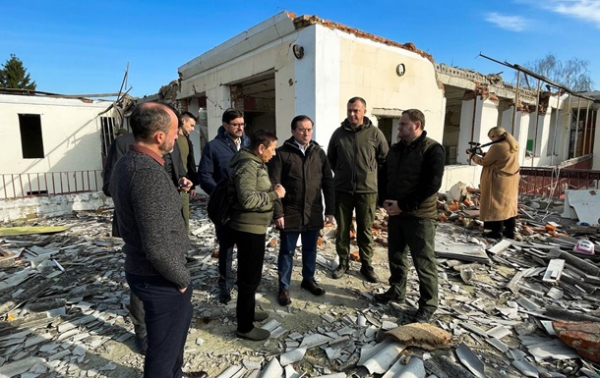 Главі МЗС Іспанії показали руйнування у Макарові