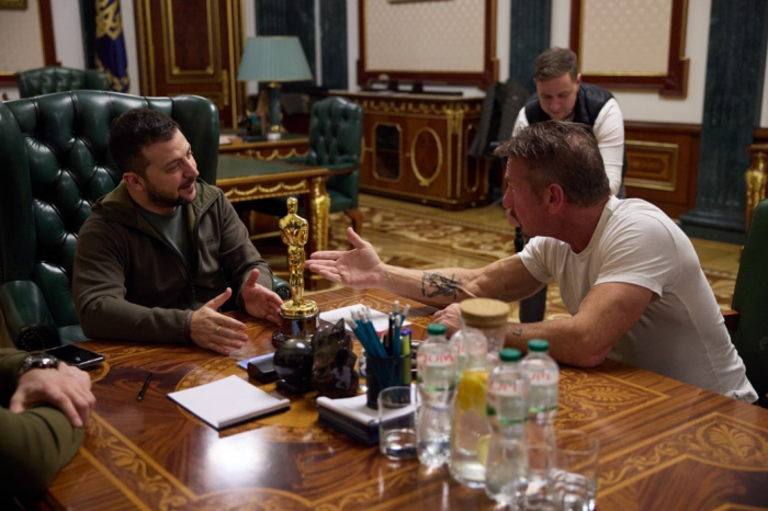 Шон Пенн знов приїхав в Київ та передав Зеленському "Оскар"