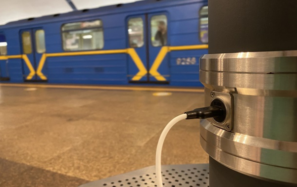 У метро Києва 19 станцій обладнали точками із USB-зарядками