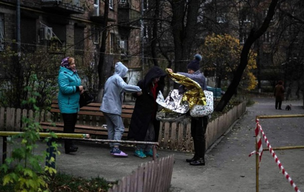 У Києві уламки ворожих ракет впали на житлові будинки