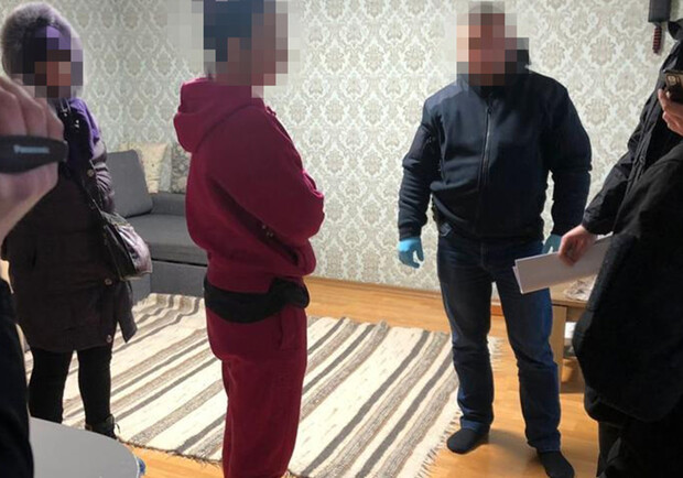 У Київській області жінка переправляла призовників за кордон під виглядом волонтерів. 