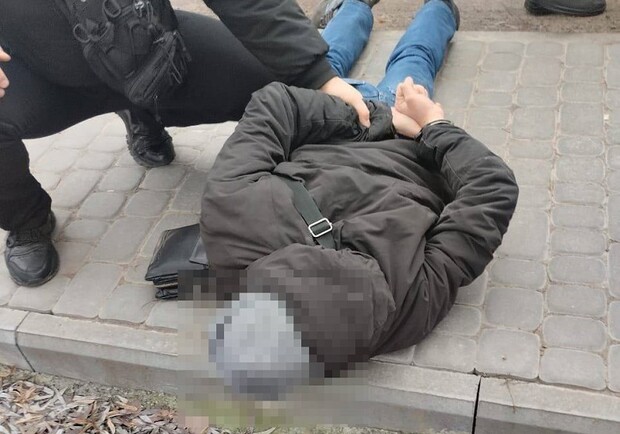 У Києві нападник обікрав жінку і підпалив їй волосся. 
