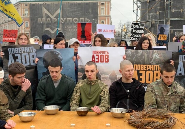 На Софійській площі відбулася креативна акція на підтримку бійців "Азовсталі" – фото. 