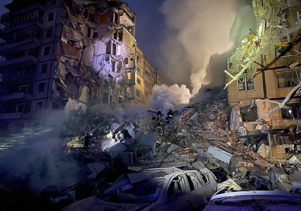Внаслідок ракетного удару по багатоповерхівці у Дніпрі поранено 60 людей: фото: відео 