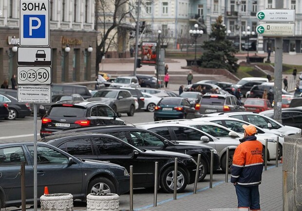 Де у Києві цього року облаштують нові паркувальні місця. 
