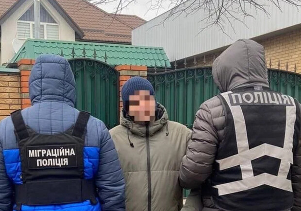 У Києві викрито схему виїзду чоловіків за кордон під виглядом волонтерів. 