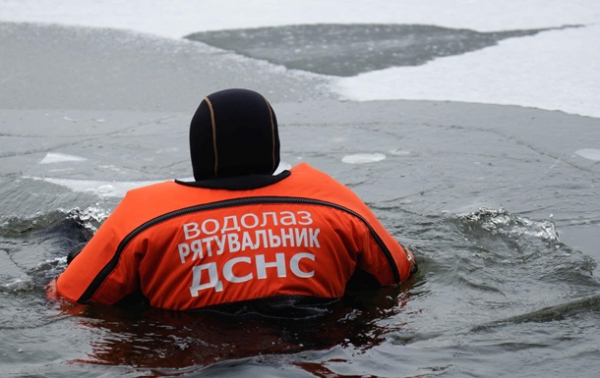 Із замерзлої водойми в Києві дістали тіло чоловіка