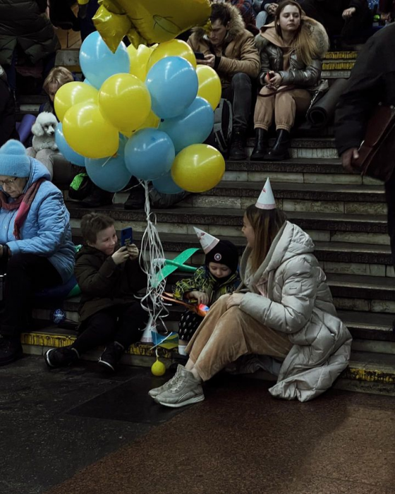Мешканка Києва влаштувала для сина свято у метро під час обстрілу РФ.