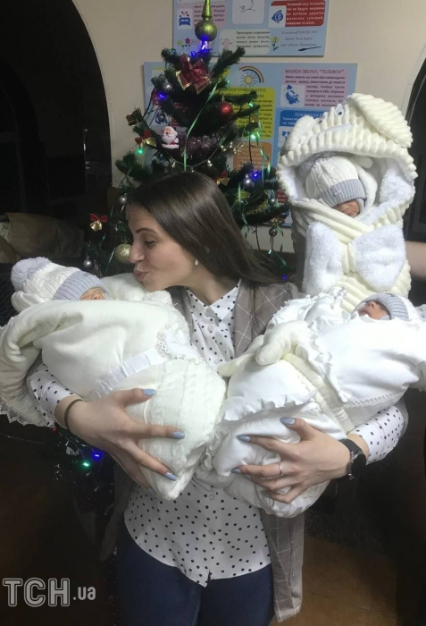 Тітка і майбутня хрещена мама з трійнятами. || Фото: Киянка, яка народила трійню на Новий рік розповіла, як почуваються діти. || Фото: tsn.ua