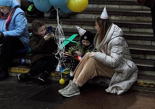 Мешканка Києва влаштувала для сина свято у метро під час обстрілу РФ. 